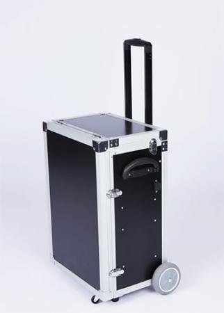 Fußpflegekoffer Maximus – geschlossener Koffer, schwarze Ausführung mit silbernen Kanten, stabiler Trolleygriff und Vollgummiräder.